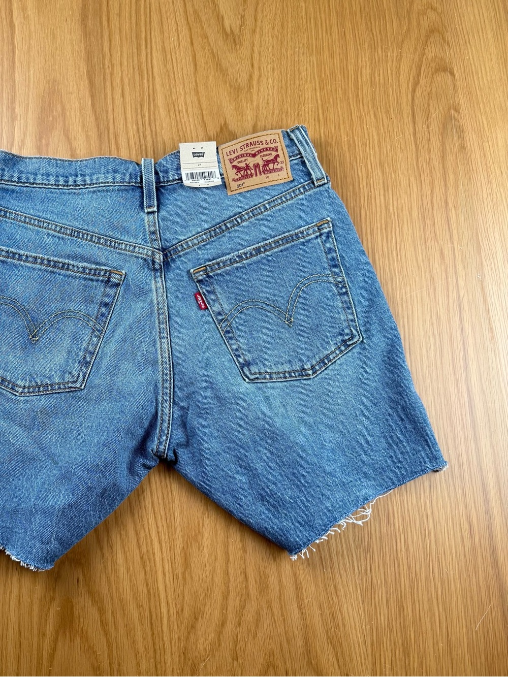 Levi's women’s High-Rise Cutoff Denim Mid-Thigh Shorts 858330074 size 27 - Picture 2 of 6